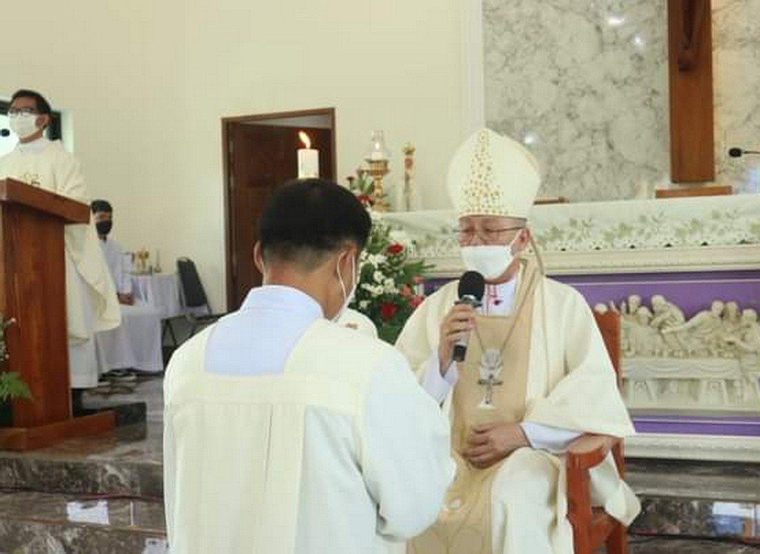 Los Misioneros Identes tailandeses son testigos de la alegría del Ministerio del Acólito en su parroquia de la Divina Misericordia