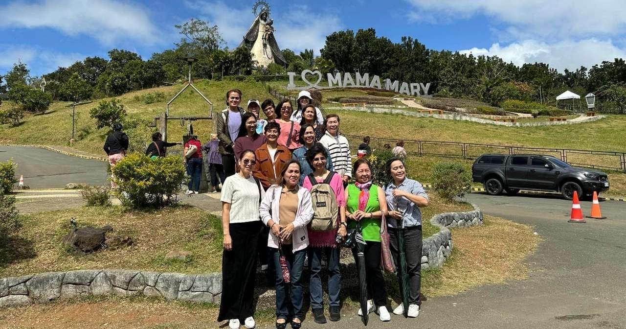 Misioneras identes y madres de familia en el santuario de Regina RICA para suplicar a María el don da la maternidad. Filipinas