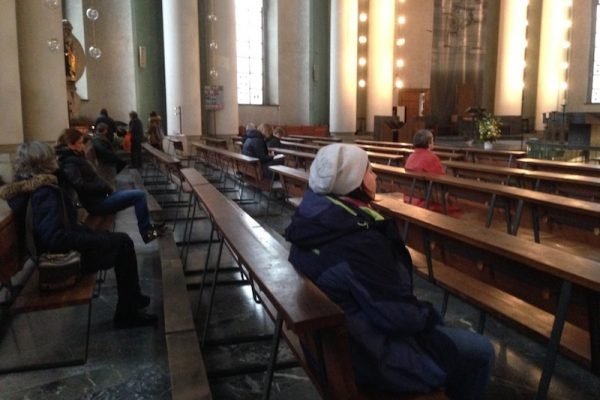 Momento de oración personal en la catedral de Santa Eduvigis