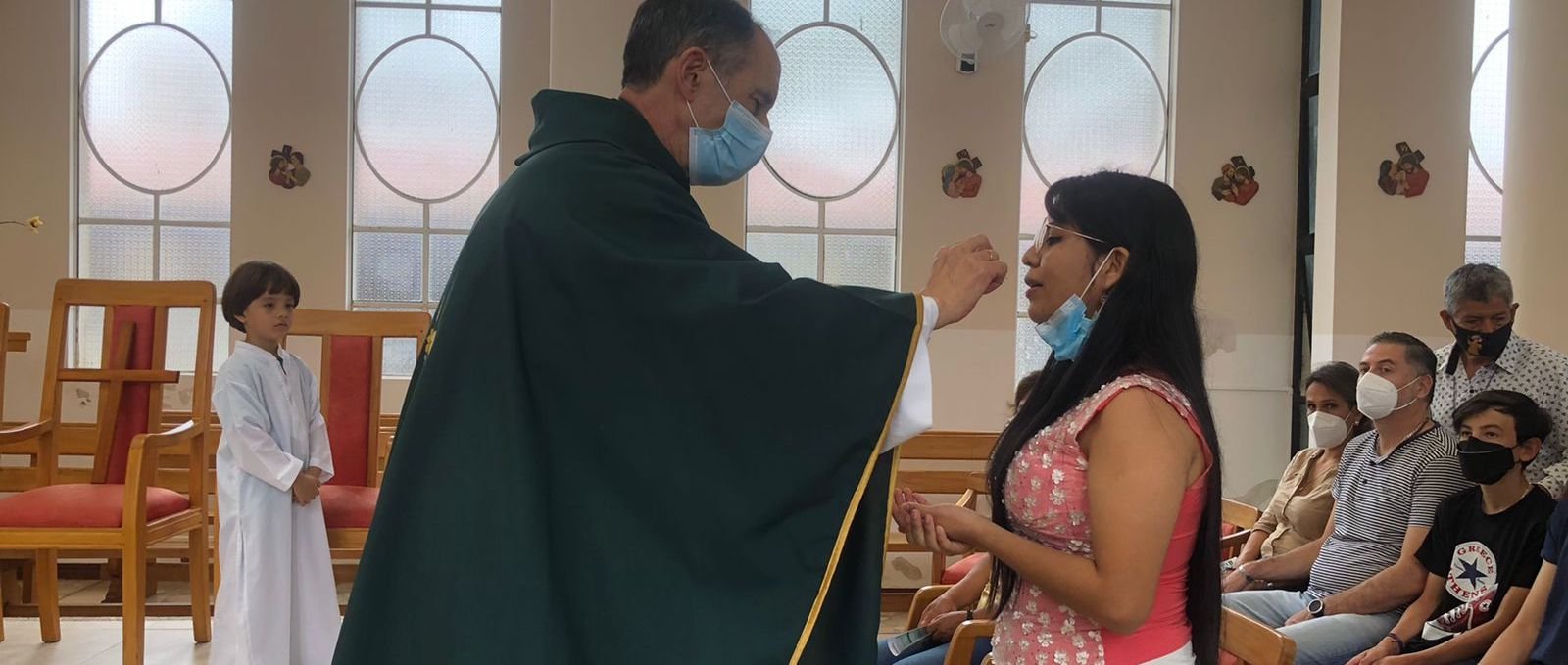 Una chica hace su Primera Comunión durante un encuentro de la Familia Idente de Santo Domingo, Ecuador