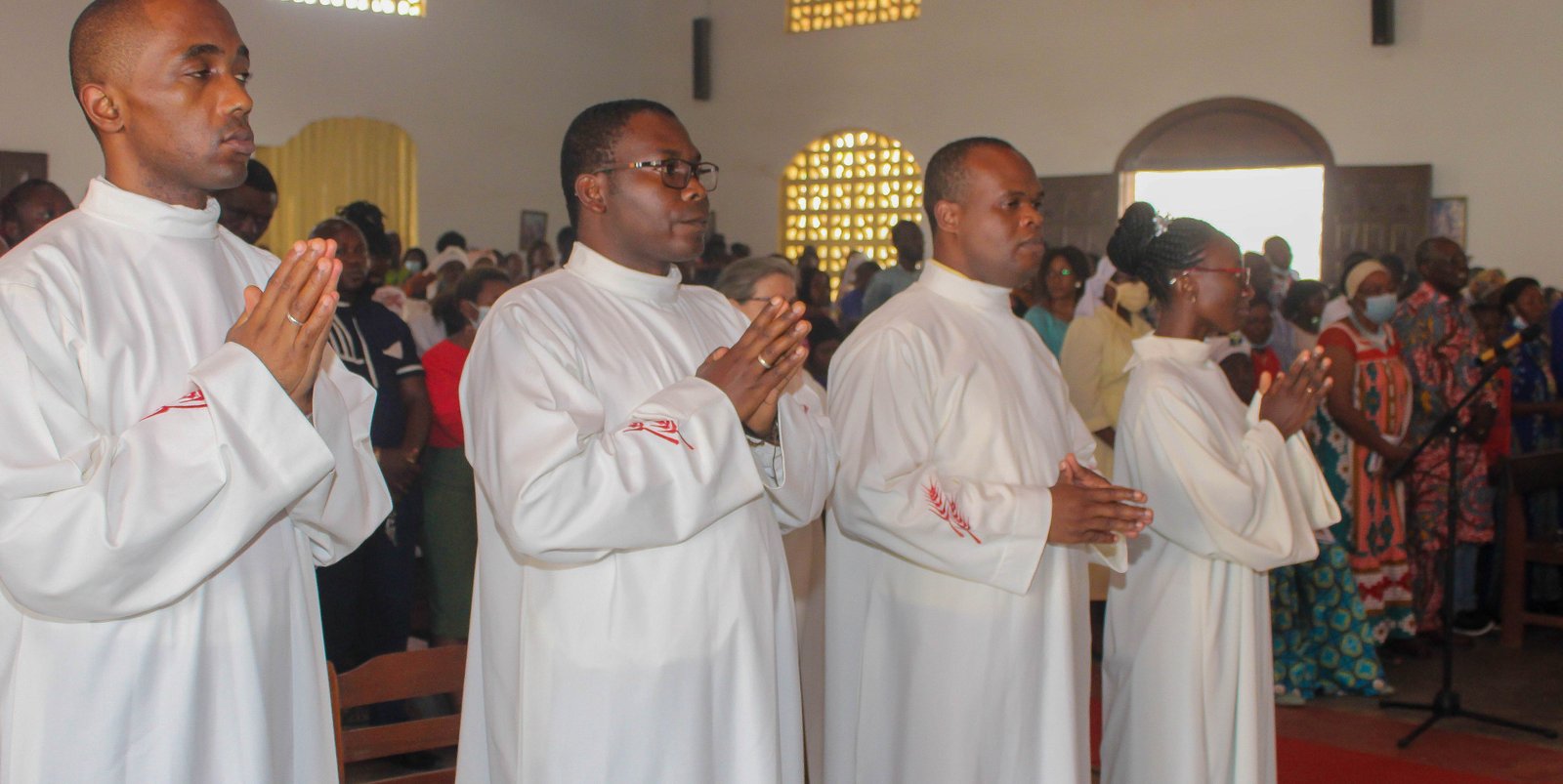 Quatre jeunes disent "oui!" au Christ dans la paroisse de la Sainte Famille à Elig-Assiga, Cameroun