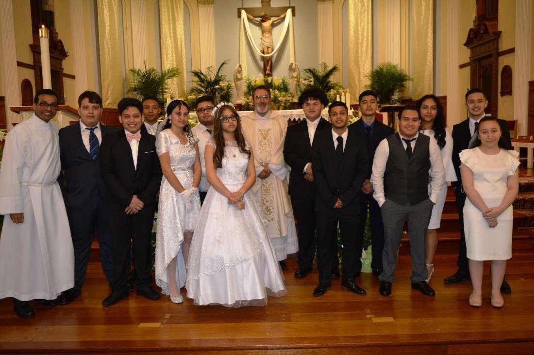 Niños, y adultos reciben sacramentos en la Vigilia de nuestras parroquias de Long Island y Bronx - Instituto Id de Cristo Redentor