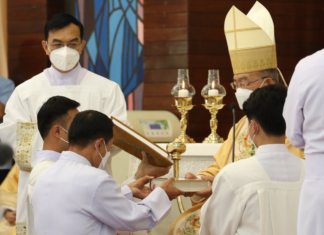 Rueangdet, misionero Idente, recibe el ministerio del Lectorado. Tailandia