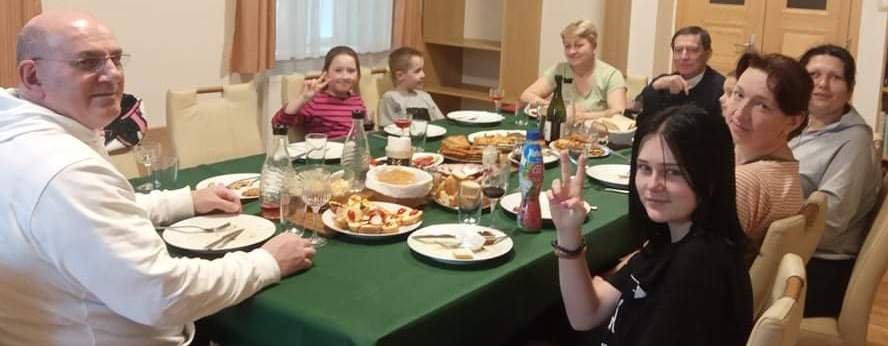 La alegría del acoger: el regalo de dos familias ucranianas en la parroquia Idente de Praga